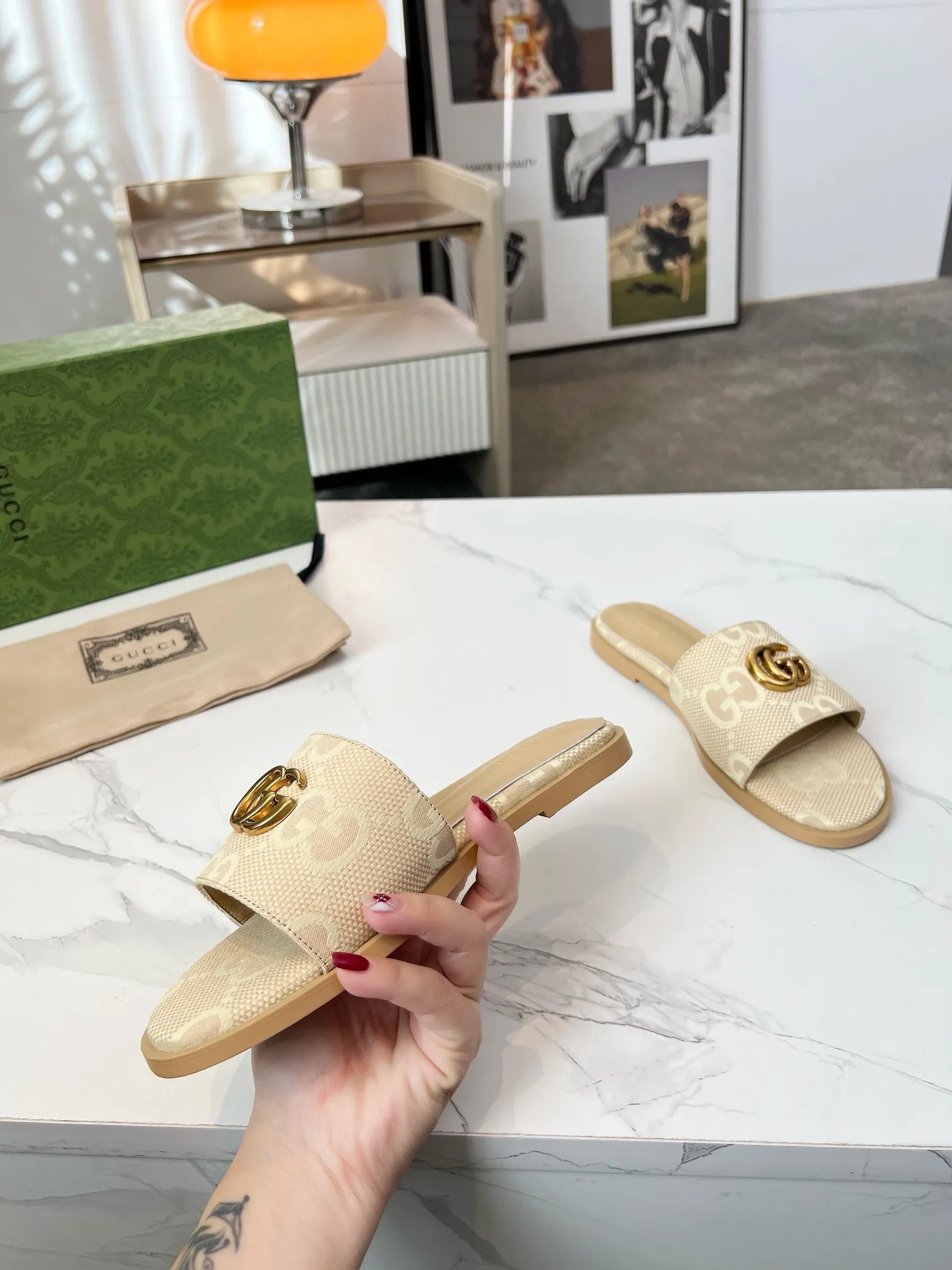 👟👟Ex-factory price 380👟👟 GUCCl 2025 spring and summer new style casual interlocking double G sandals for women. This piece is from the Gucci Lido collection, and its design is inspired by the summer style and beach clubs of the Italian coast. Archive designs from the 1970s infuse the brand with glory. Get inspired by this iconic era. The "Gucci March of Love" series continues to explore the aesthetic connotation of the brand's archived logos in a new way, while at the same time embracing the classic elegance and charm. Code Number: 35-43#
